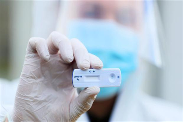 FDA утверждает, что тесты на антиген COVID-19 могут быть менее чувствительны к варианту Омикрон, но они по-прежнему остаются важным инструментом